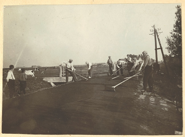 De weg wordt afgewerkt met termak bij Oostvoorne, 1929