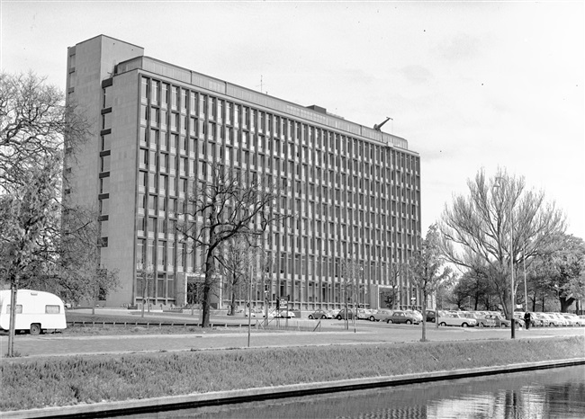 De voormalige hoogbouw van het nieuwe provinciehuis aan de Koningskade waar de Provinciale Waterstaat, de Planologische Dienst en de Griffie waren gehuisvest. Ontwerp architect F.P.J. (Frits) Peutz. Na 1995 is dit gebouw vervangen door nieuwbouw.