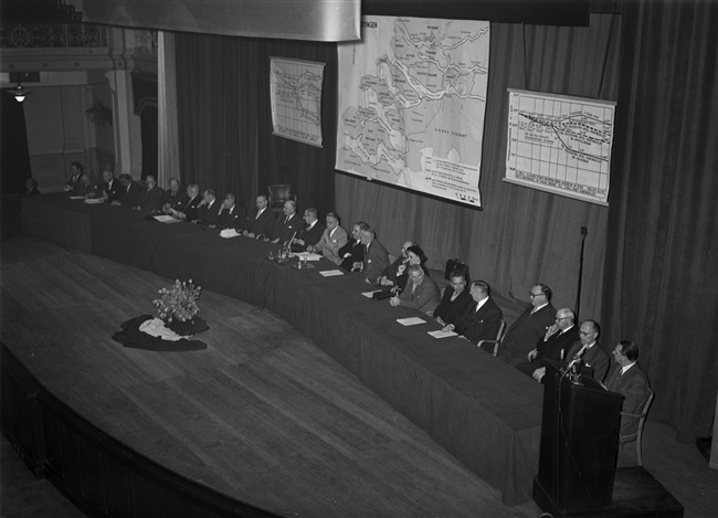 Gedeputeerden bij de presentatie van de Deltawerken, 1956