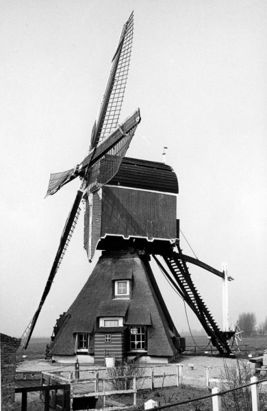De Bonrepasmolen aan de Vlist. Deze wipmolen bemaalde de polders Bonrepas en Noord-Zevender. De foto is gemaakt voor de restauratie in 1976, waarschijnlijk tussen 1950 en 1969.