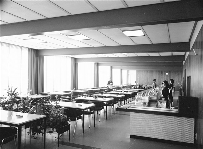 De kantine op de negende etage van het provinciehuis. Na 1995 is dit gebouw aan de Koningskade vervangen door nieuwbouw.