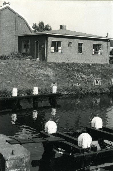 Districtskantoor van het kanaaldistrict De Rijn bij de Wilhelminabrug aan de Hoge Rijndijk. De Provinciale Waterstaat coördineerde na 1954 vanuit dit kantoor het beheer en het onderhoud aan de provinciale vaarwegen in de regio.