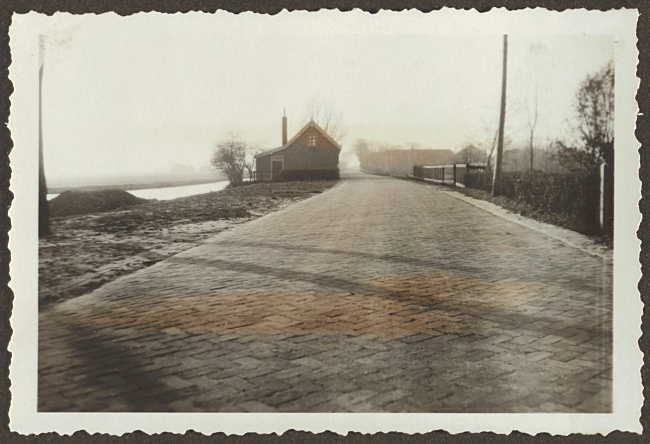 Van Klaverweijdeweg in Hoogmade na de verbetering, 1933