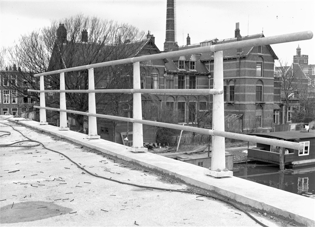 Een proefleuning is geplaatst bij de bouw van de eerste St. Sebastiaansbrug. Op de achtergrond het voormalige microbiologielaboratorium van de Polytechnische School.