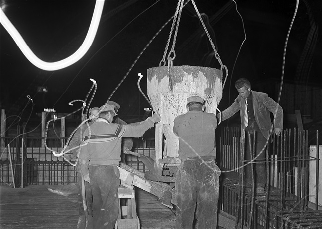 's Nachts storten betonstorters met een betonkubel de kelderwanden van het nieuwe provinciehuis.