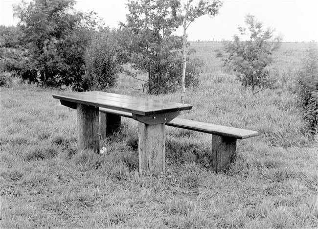 Picknickplaats bij De Loet. Door de aanleg van picknickplaatsen ontsluit de provincie Zuid-Holland gebieden voor recreatie.