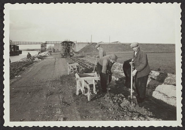 De Zijldijk in Leiderdorp wordt verbeterd, 1935