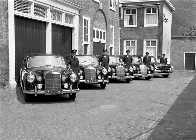 Dienstauto's van de provincie Zuid-Holland voor de garage aan de Schouwburgstraat.