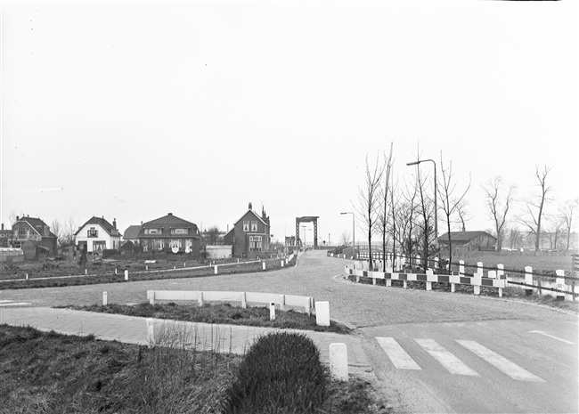 De oude situatie bij de Lammebrug over het Rijn-Schiekanaal, tussen Leiden en Zoeterwoude. In 1959 is de brug gesloopt en vervangen door een grotere verkeersbrug, een basculebrug.