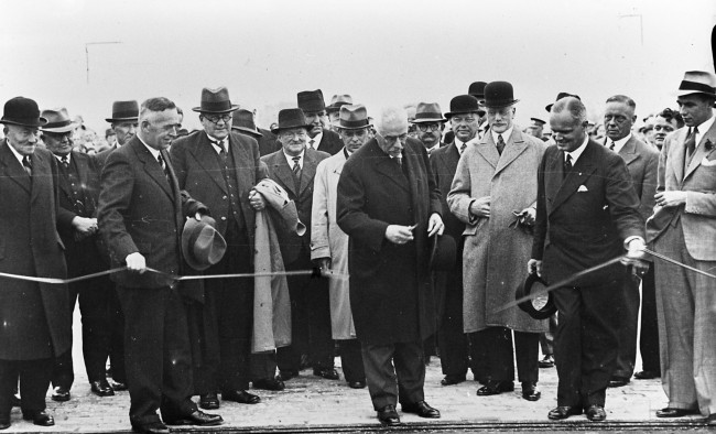 De heer Von Fisenne opent in 1933 de nieuwe Geestbrug, een elektrische basculebrug.