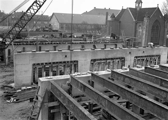 De Sint Sebastiaansbrug wordt gebouwd in Delft, 1962