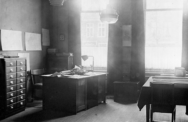Een kantoor van de provincie Zuid-Holland. De foto is waarschijnlijk gemaakt tussen 1946 en 1949.
