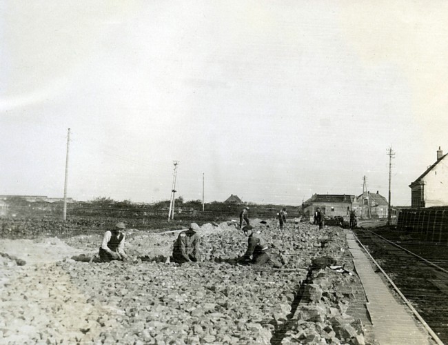 De aanleg van een weg door de Provinciale Waterstaat in Zuid-Holland. De foto is gemaakt tussen 1920 en 1940.