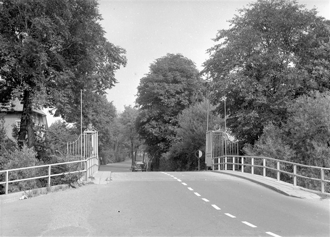 Warmonderhekbrug met tolhek bij Oranje Nassaulaan, 1963