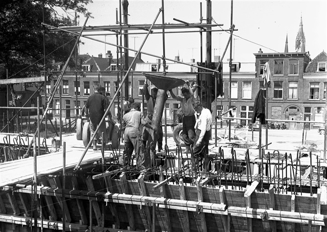 Bouw van kelderwand Sint Sebastiaansbrug in Delft, 1960