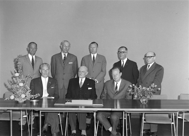 Afdelingschefs van de provincie Zuid-Holland met zittend in het midden de heer mr. F.A. Helmstrijd, griffier van de Provinciale Staten.