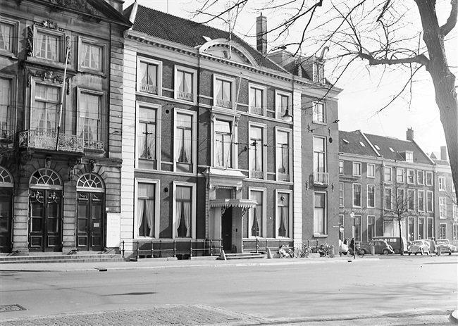 Korte Voorhout 1. Vanaf juni 1945 waren in dit pand de werkkamers van de commissaris van de Koningin, de leden van de Gedeputeerde Staten, de griffier en enkele vergaderzalen.