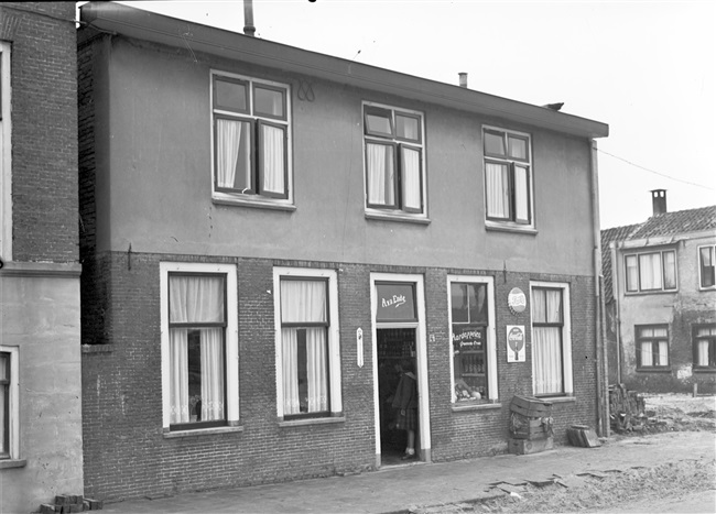 Groente- en fruitwinkel van A. v.d. Ende in de 's-Molenaarsbuurt.