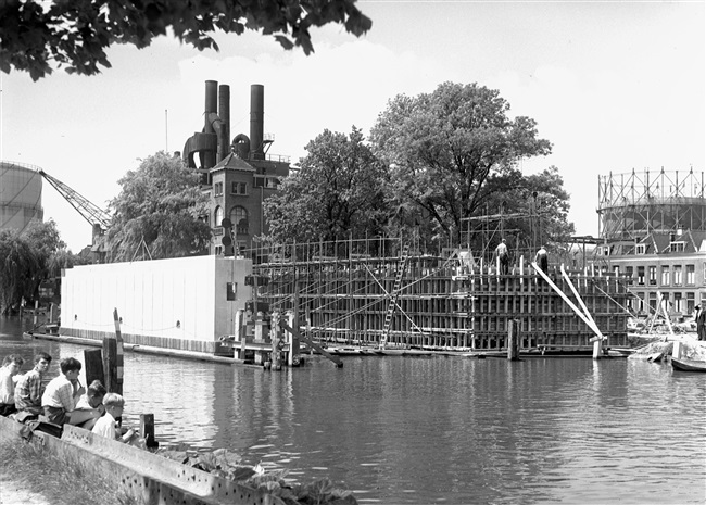 Bouw van de eerste Sint Sebastiaansbrug over het Rijn-Schiekanaal. De basculebrug verbindt de oude binnenstad van Delft met de TU-wijk. Op de achtergrond de gasfabriek, die later is gesloopt.
