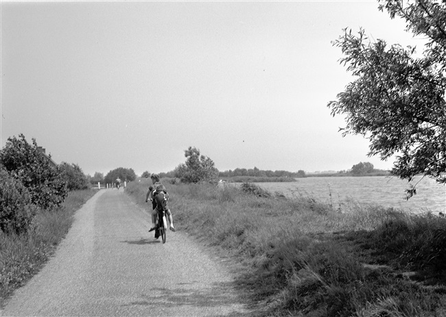 Fietspad nr. 35 langs het Braassemermeer. Door het aanleggen van fietspaden ontsluit de provincie Zuid-Holland natuurgebieden voor recreatie.