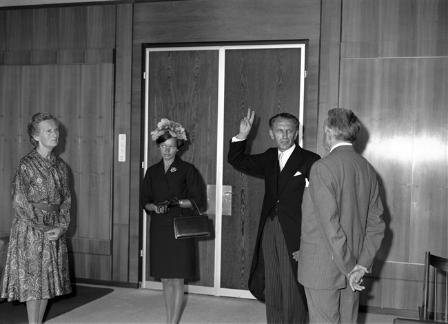 Beëdiging C.H. van de Linde als burgemeester van Nieuwerkerk