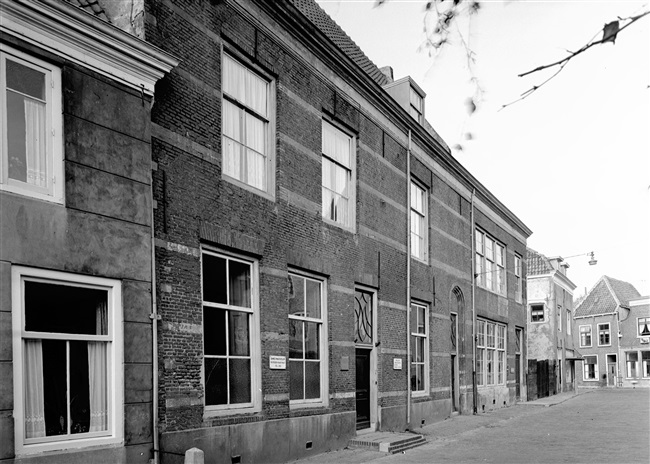 Oude gevels van de vestingstad Brielle of Den Briel. Het meest rechtse gebouw is een kleuterschool.