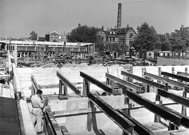 Bouw van de eerste St. Sebastiaansbrug. Op de achtergrond het voormalige microbiologielaboratorium van de Polytechnische School.