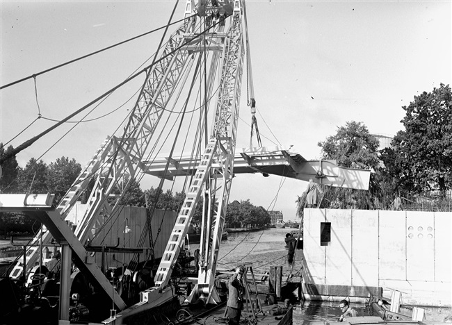 Een drijvende bok plaatst de bovenbouw van de eerste St. Sebastiaansbrug.