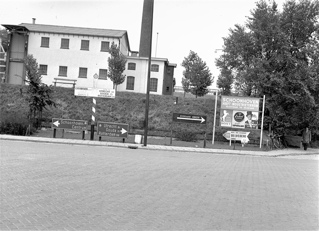 Verkeers- en reclameborden langs Buiten de Veerpoort, weg nr. 30 (huidige N216). Op de achtergrond de verffabriek van HASCO, die later is gesloopt.