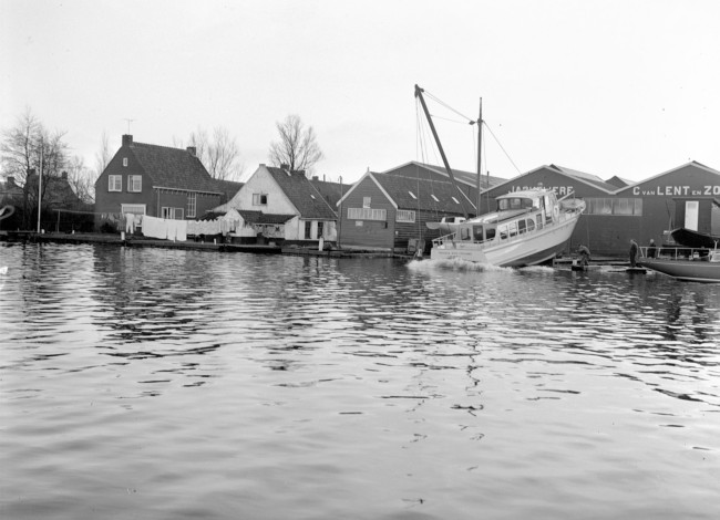 Het Statenjacht van de provincie Zuid-Holland wordt vanaf een trailerhelling in het water gelaten, bij Jachtwerf C. van Lent en Zonen.