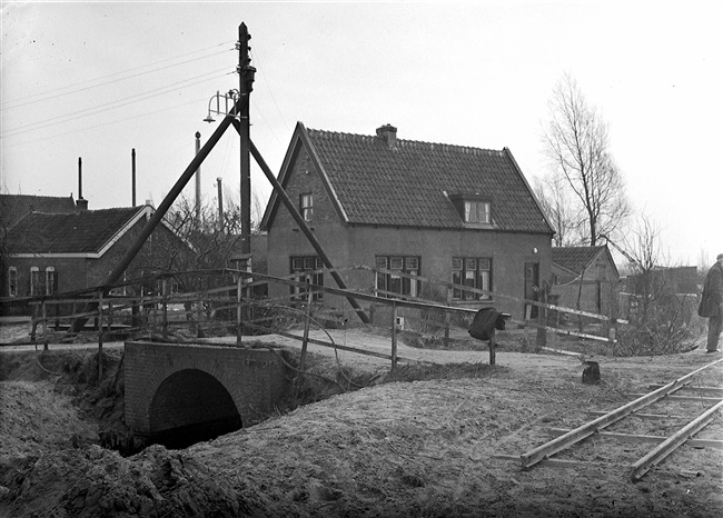 Aanleg van de (drijvende) weg nr. 29 tussen Stolwijk en Bergambacht door de Provinciale Waterstaat.