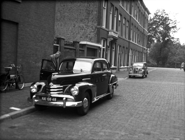 Ir. L.T. van der Wal, directeur-hoofdingenieur van de Provinciale Waterstaat, gaat naar de Griffie. De foto is waarschijnlijk gemaakt tussen 1950 en 1952.
