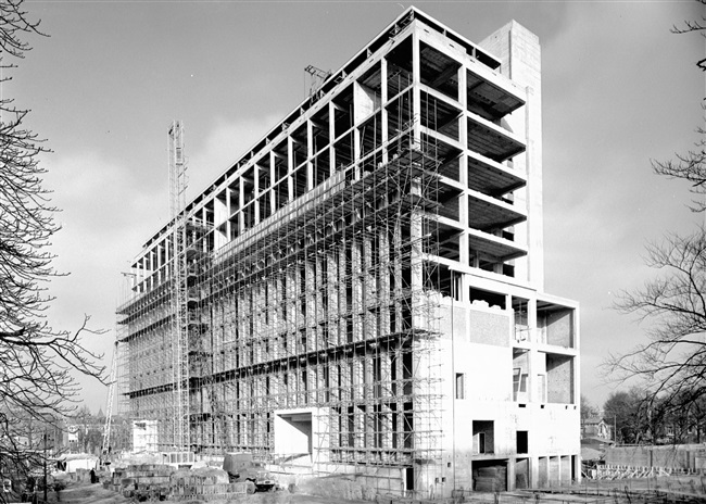 Het betonskelet van de hoogbouw van het nieuwe provinciehuis, aan de Koningskade. Dit gedeelte was bestemd voor de Provinciale Waterstaat, de Planologische Dienst en de Provinciale Griffie.