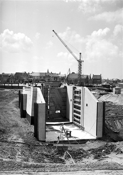Bouw van een sluis bij Stad aan 't Haringvliet, 1957
