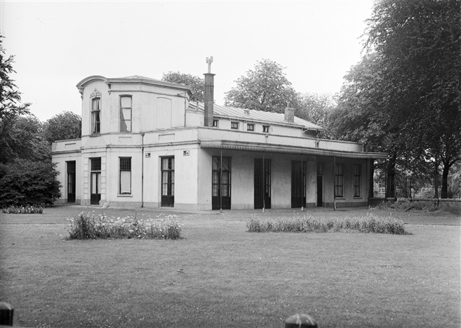 Het directiegebouw van de voormalige Haagsche Dierentuin aan de huidige Zuid-Hollandlaan. Met de bouw van het nieuwe provinciehuis is het pand gesloopt.