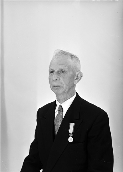 W. v.d. Dool met Koninklijke onderscheiding, 1958