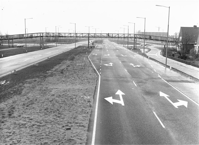 Kruising Groene Kruisweg/provinciale weg nr. 32 met de Winston Churchillaan in Spijkenisse. Verderop een voetgangersbrug.