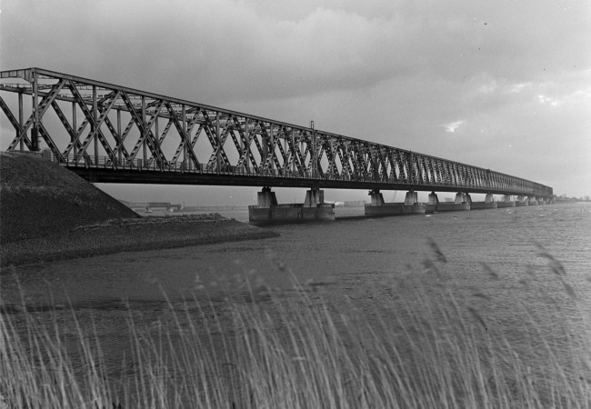 De oude Moerdijkbrug over het Hollandsch Diep. Bij het vervangen van de brug zijn de delen hergebruikt bij de Spijkenisserbrug over de Oude Maas en de brug bij Keizersveer over de Bergsche Maas in de A27.