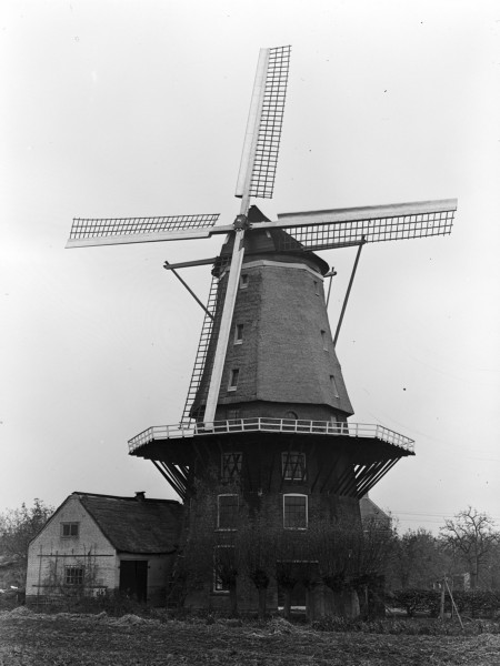 De achtkante korenmolen Jan van Arkel aan de Vlietskade in Arkel. Deze molen uit 1851 vermaalde graan tot meel.