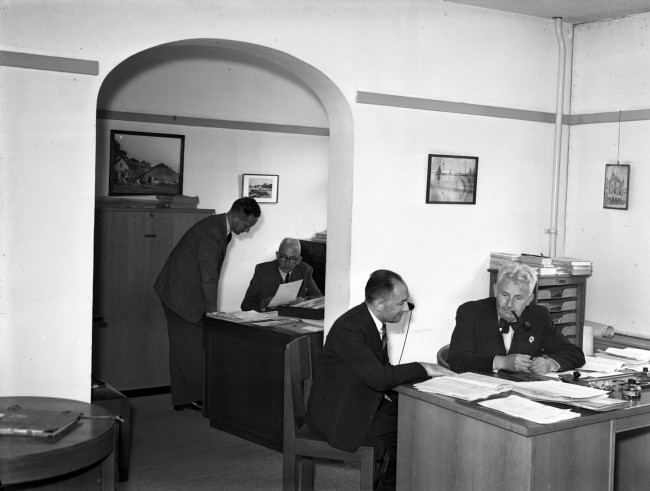 Ambtenaren van de Provinciale Waterstaat in Zuid-Holland. De foto is waarschijnlijk gemaakt tussen 1950 en 1952.