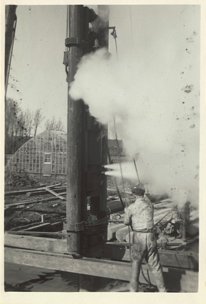Heien voor Hooghkamerbrug tussen Leiden en Voorschoten, 1947