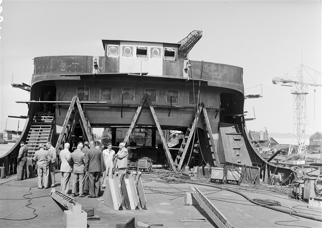 Gedeputeerde A.C.A. Deerenberg bezichtigt de veerboot Haringvliet, die een volledige nieuwe opbouw krijgt.