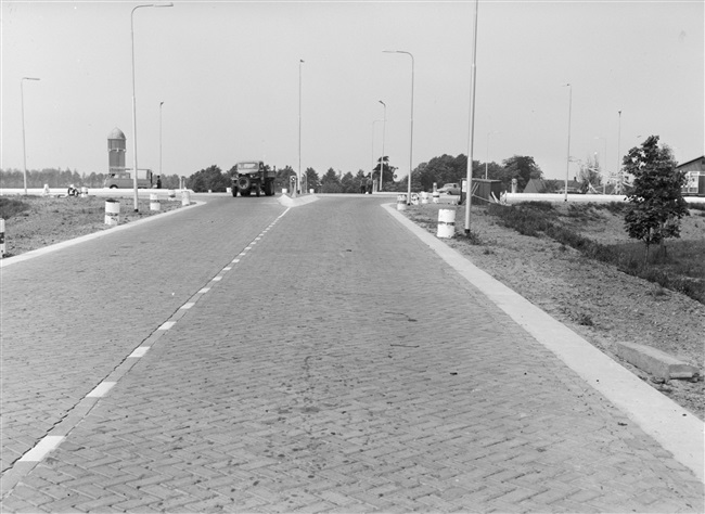 Kruising in de provinciale weg nr. 29, Lekdijk. Links de watertoren van Bergambacht.