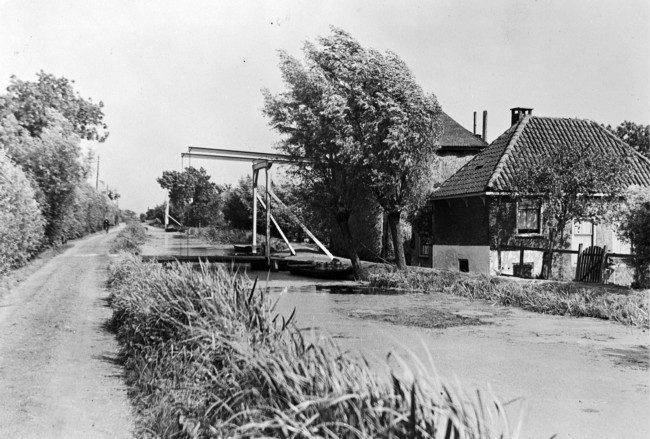 Boerderij met ophaalbrug, Kwakelweg 18, aan de Middelwetering. De hooiberg naast de boerderij is gebouwd met vier palen, de zogenaamde vierroeder.