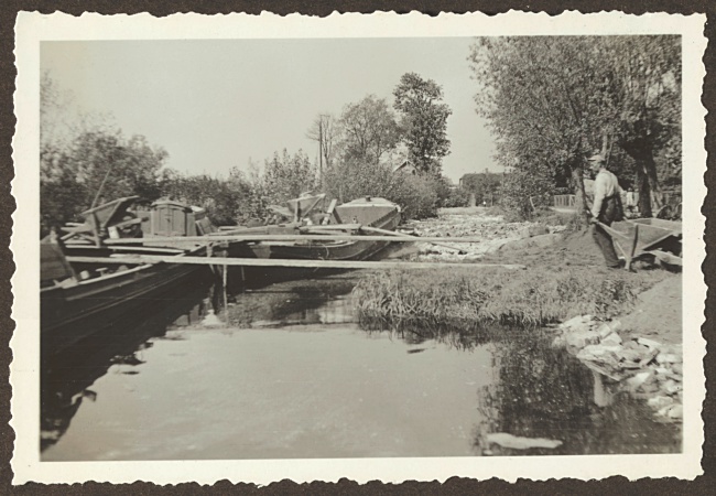 Sloot in Hoogmade wordt gedempt voor wegverbetering, 1933