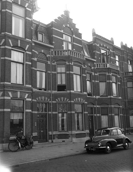 De woning van ir. L.T. van der Wal. Van der Wal was directeur-hoofdingenieur van de Provinciale Waterstaat en directeur van de Provinciale Planologische Dienst in Zuid-Holland. De foto is waarschijnlijk gemaakt tussen 1946 en 1952.