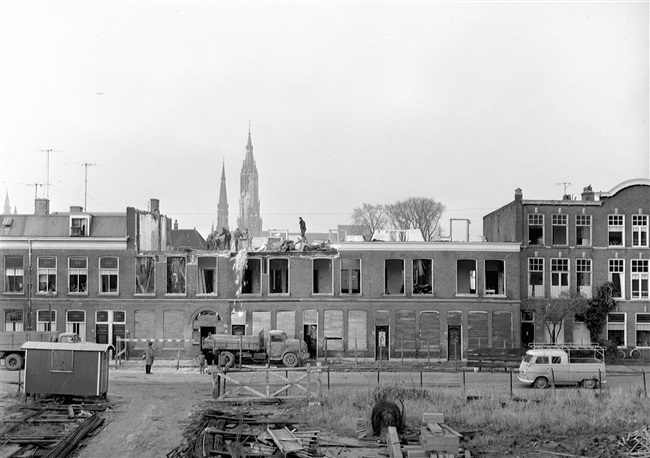 Woningen gesloopt voor Sint Sebastiaansbrug in Delft, 1960