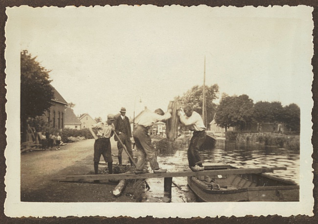Tussen Oud Ade en Nieuwe Wetering worden palen geheid, 1932