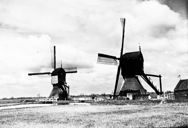 Twee wipmolens in de polder Langerak tussen Nieuwpoort en Schelluinen. De Westmolen (l) is gebouwd in 1814. De Oostmolen (r) is gebouwd in 1817 en gesloopt in 1939.