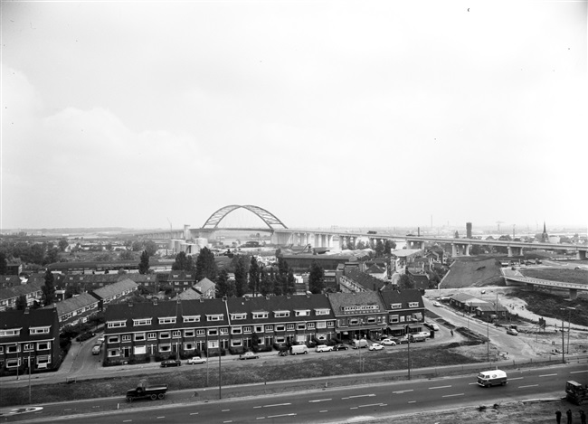 Uitzicht over Rotterdam met de Van Brienenoordbrug over de Nieuwe Maas.